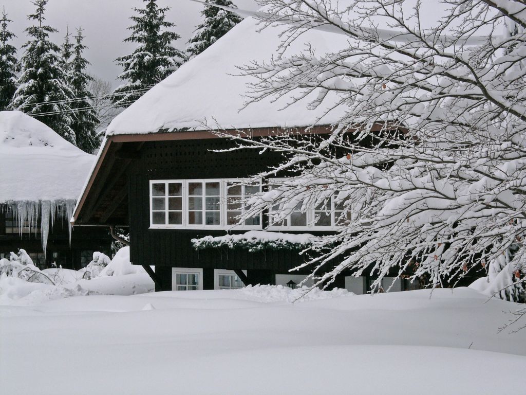 Marzellenhaus tief verschneit