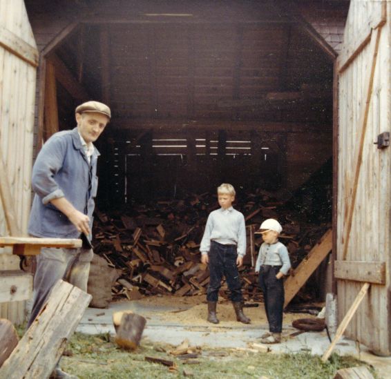 Teile des alten Geb&auml;lks werden von Herrn Pean zersägt