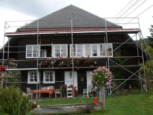 Ostseite eingerüstet