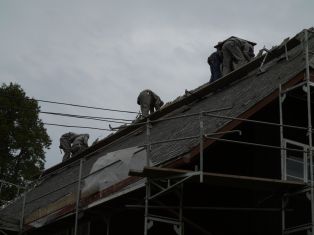 Asbest-Schindeln werden entfernt