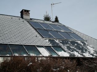 Südseite mit Kollektoren und Glasöffnungen