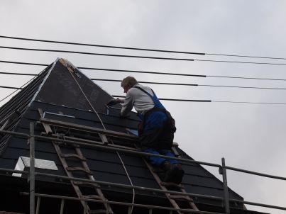 Der Walmen auf der Nordseite fast fertig